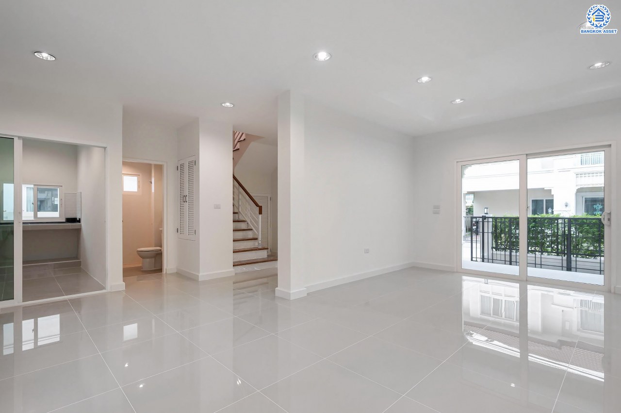 บ้านมือสองตกแต่งใหม่ จากแบรนด์ AP โครงการ เดอะเซนโทร รัตนาธิเบศร์ เนื้อที่ 50.8 ตร.ว. ฟังก์ชันจัดเต็ม 3 ห้องนอน 3 ห้องน้ำ จอดรถได้ 2 คัน บนทำเลศักยภาพ เชื่อมต่อหลายเส้นทางทั้ง ถ.ราชพฤกษ์, ถ.รัตนาธิเบศร์ และถ.กาญจนาภิเษก และเพียง 5 นาทีถึงรถไฟฟ้า "สถานีบางพลู"